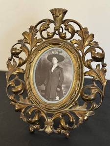 LR - Vintage Ornate Gilt Metal Portrait Frame - Oval Photo Opening