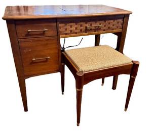 Singer Vintage Sewing Machine in Wood Desk Cabinet with Stool (AS369302)