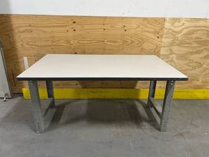 ADJUSTABLE HEAVY-DUTY WORKBENCH