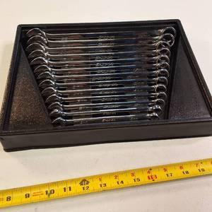 Snap-on 13-piece 12-point metric Flank Drive combination wrench set, model OEXM713B.