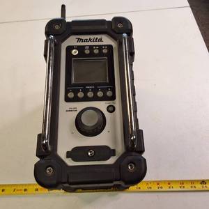 Makita XRM02 job site radio