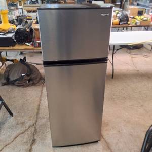 Vissani Top Freezer Mid sized Refrigerator in a stainless steel look - Model #MDFF7SS