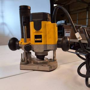 DEWALT DW621 2 HP Plunge Router -corded