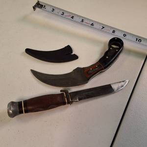 Lot of 2 Fixed Blade Knives Damascus Steel Karambit & Vintage Stacked Leather Hunter