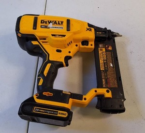 DEWALT 20V MAX XR 18-Gauge Cordless Brad Nailer (DCN680) with 2.0Ah Battery