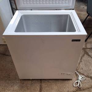 Nice, Working Magic Chef Chest Freezer -  Compact 5.2 Cubic Foot -  33.5 x 27.5 x 21 (deep)