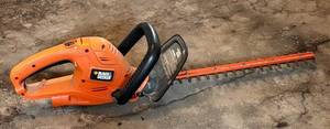 G - Black & Decker Chainsaw