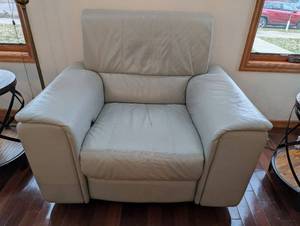 Chateau DAx Powered Leather Recliner Chair - 46 x 38 x 35 in - Made in Italy