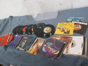 Lot of 45 records, many popular art...