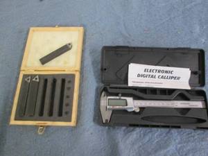 Electronic digital caliper and prec...