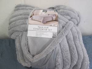 Faux fur comforter set king...