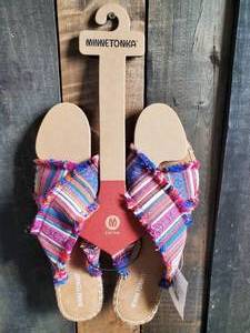 New Minnetonka Moccasin Desert Print Sandals Women's 11m