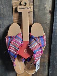 New Minnetonka Moccasin Desert Print Sandals Womens 10m