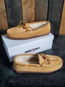 New Minnetonka Moccasins Unisex Pile Lined Hardsole Tan Size 10m Men