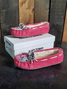 New Minnetonka Moccasin Womens Mermaid Hot Pink Cassie Mocs Size 4