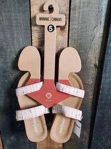 New Minnetonka Moccasin Womens Sand Medina Print Sandals Size 5