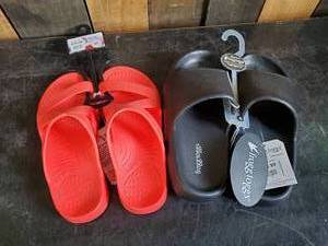 New 2 Pairs Frogg Toggs and NUU Sol Size 6 Sandals