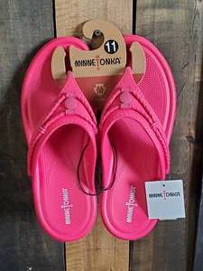 New Minnetonka Moccasin Womens Raspberry Prism Sandals Size 11