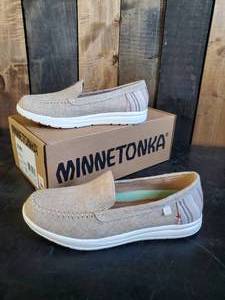 New Minnetonka Moccasin Unisex Discover Natural Slip on Size 8m