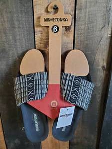 New Minnetonka Moccasin Womens Black Strip Heidi Sandals Size 6m