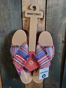 New Minnetonka Moccasin Womens Desert Print Sandals Size 6