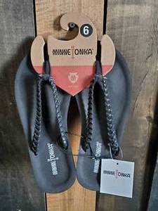 New Minnetonka Moccasin Womens Black Hallie Sandals Size 6