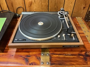Dual 721 Electronic Direct Drive Turntable- powers on  Turns