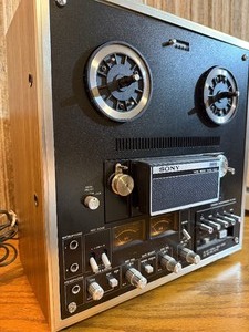 Vintage Sony Tapecorder TC-640B reel-to-reel tape recorder. Powers on.