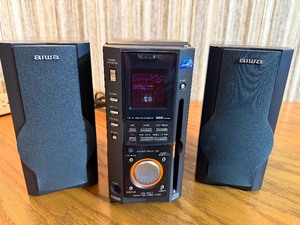 Aiwa XR-MS3 Compact Disc Stereo System  Powers on. Works  see notes