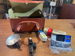 vintage Polaroid Automatic 215 Land Camera Pulse bulbs and Polaroid model 268 Flash and Case