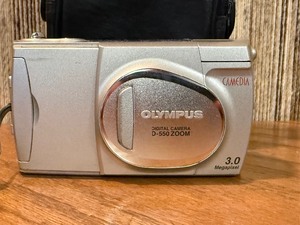 This item is an Olympus Camedia D-550 Zoom digital camera Untested