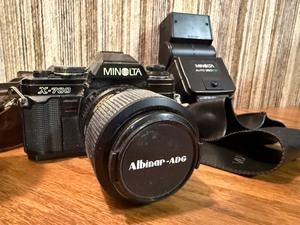 This item is a vintage Minolta X-700 35mm SLR film camera bundle