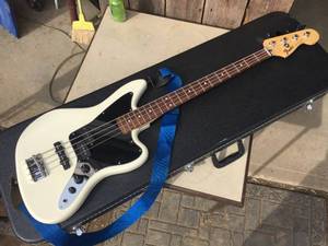 FENDER JAGUAR BASS - Guitar with Chromacast Hard Case