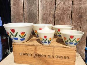 Vintage FIRE KING - TULIP 4 Pc Nesting Bowl Set with Grease JarLid