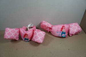 2 Kids Learn To Swim Life Vests