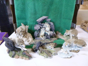 6 Wolf Figurines