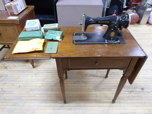 Vintage Singer Sewing Machine in Cabinet