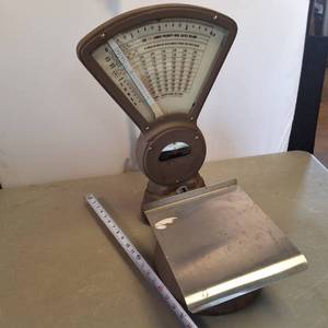 Pitney Bowes Vintage Postal Scale � Model S-104 � No. 20 In working condition