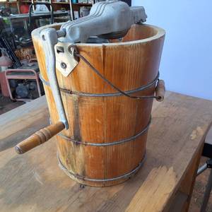 Vintage Hand Crank Ice Cream Maker � Wooden bucket, Cast aluminum and stainless