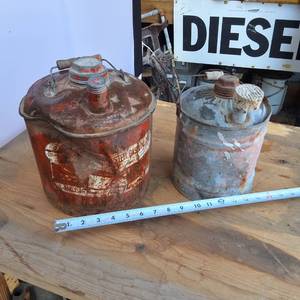 1 and 2 gal Vintage Cans with handles � Display Only