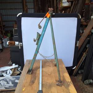 Vintage Tripod Bumper Jack, 34 inches tall