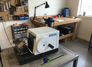 RARE&nbsp;MSRP $8,000 LEICA RM2035 BIOCUT MANUAL MICROTOME, 1–60 MICRON PRECISION TISSUE SECTIONING MACHINE W/ SMOOTH HANDWHEEL OPERATION, HISTOLOGY &amp; PATHOLOGY LAB EQUIPMENT FOR RESEARCH, CLINICAL &amp; EDUCATIONAL USE – GREAT WORKING CONDITION