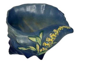 K3 - Vintage Roseville Foxglove Conch Shell