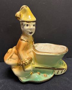 N2 - Vintage Shawnee Clown Pixie Planter