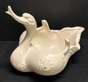 M1 - Vintage Hull Swan Planter
