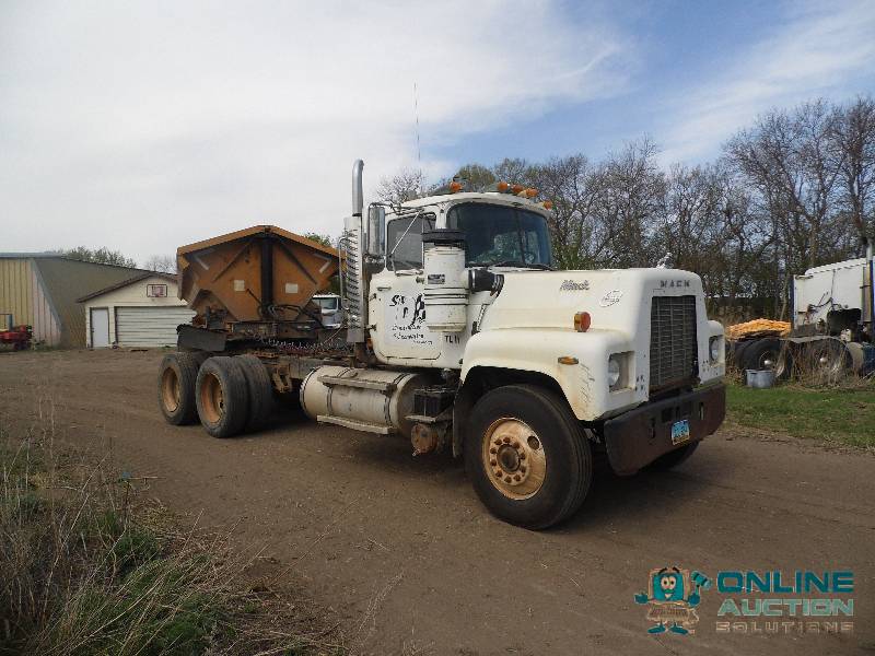 1986 Mack Daycab with wet kit  2000 Circle R Side dumper - being sold as a UNIT