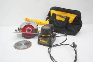 Dewalt Circular saw with battery and charger in dewalt bag DW936