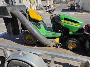 John Deere LA115 Lawn Tractor - 42in Edge Cutting System - 19.5 HP - 2-Bag Bagger
