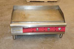 Avantco 177EG30N 30" Countertop 3-Burner Electric Griddle