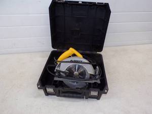 Dewaldt 110v Circular Saw with Case